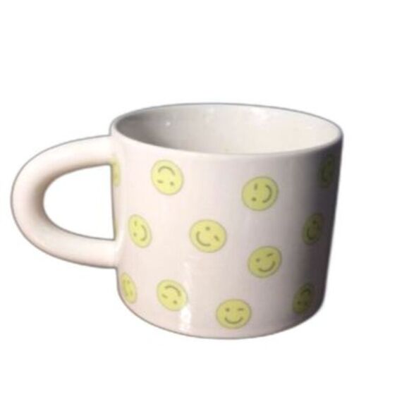 Set of 2 Room Essentials Winky Face Stoneware Mugs NWT - Picture 3 of 4